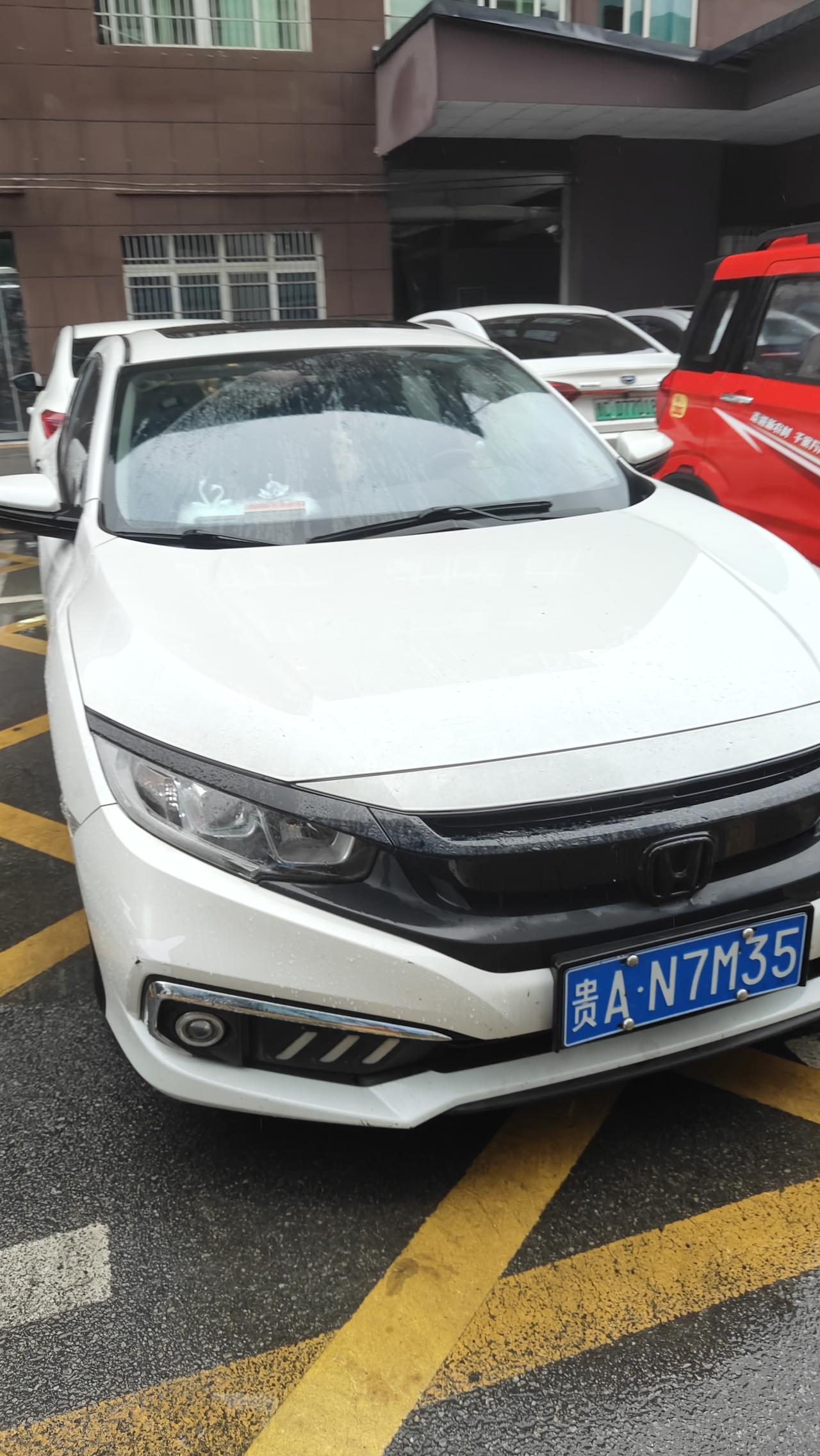 黑标的本田
是不是要贵些
看着很高级