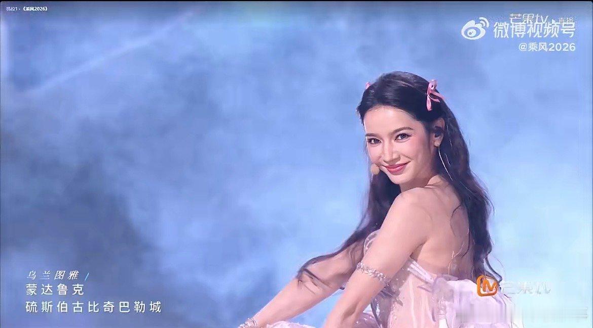 达拉崩吧好欢乐魔性旋律搭配元气表演，看完忍不住跟着摇摆，这才是舞台该有的快乐氛围