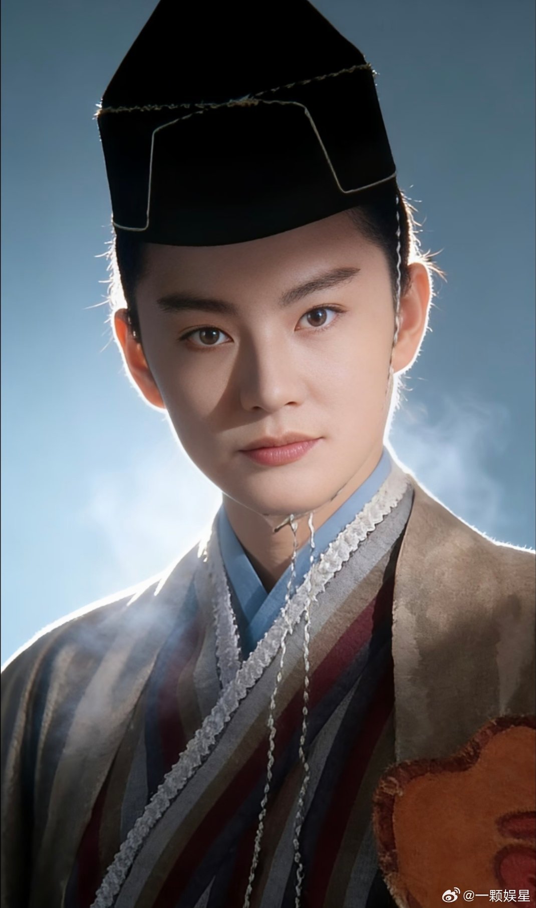 每次路人说她长得有点男相， 粉丝都会说大美女都是雌雄同体的， 还举例林青霞 [流