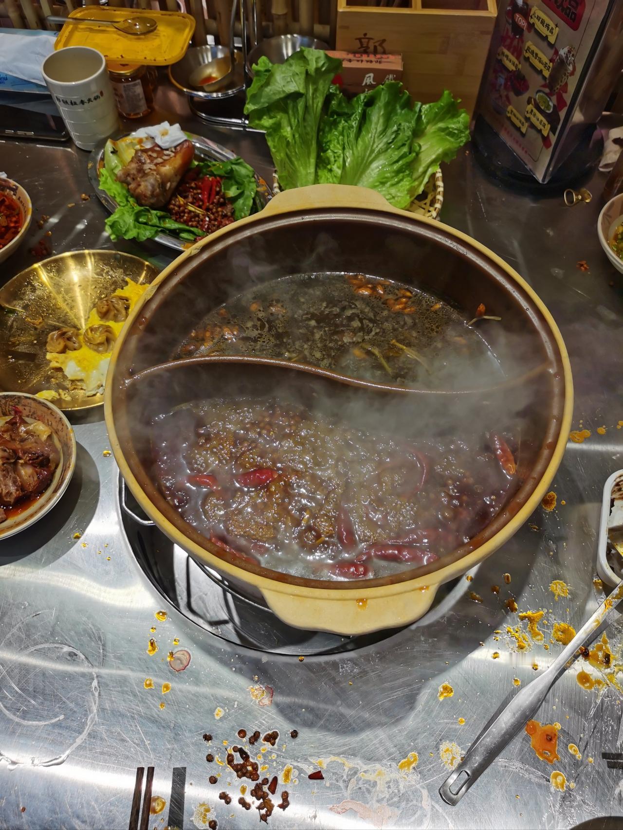你能想象吗？一个熊孩子在饭店给隔壁桌客人吐了两口口水，结果一家三口被杀，后来怎么