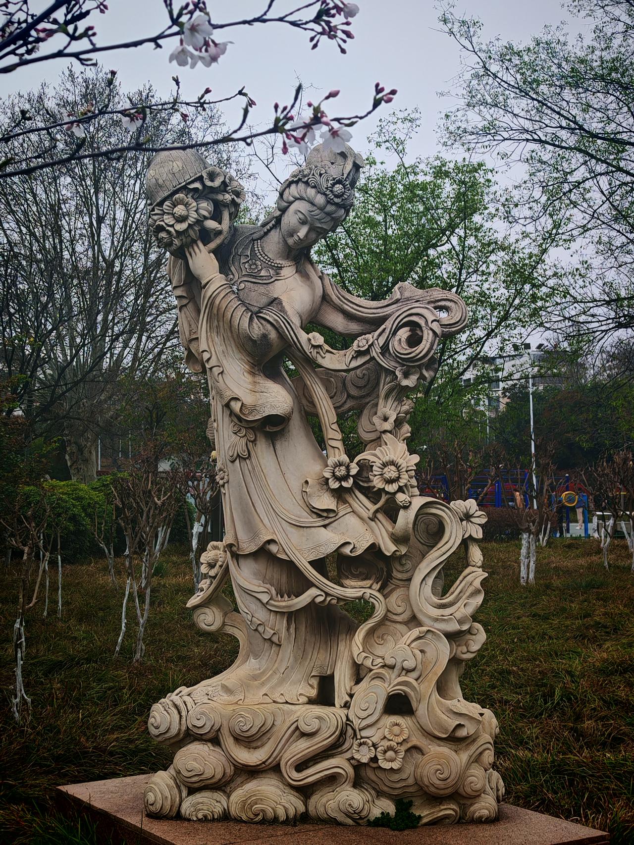 城市美景就像一部永远翻不完的画册，怎么看都看不够。就拿上海来说，外滩的万国建筑在