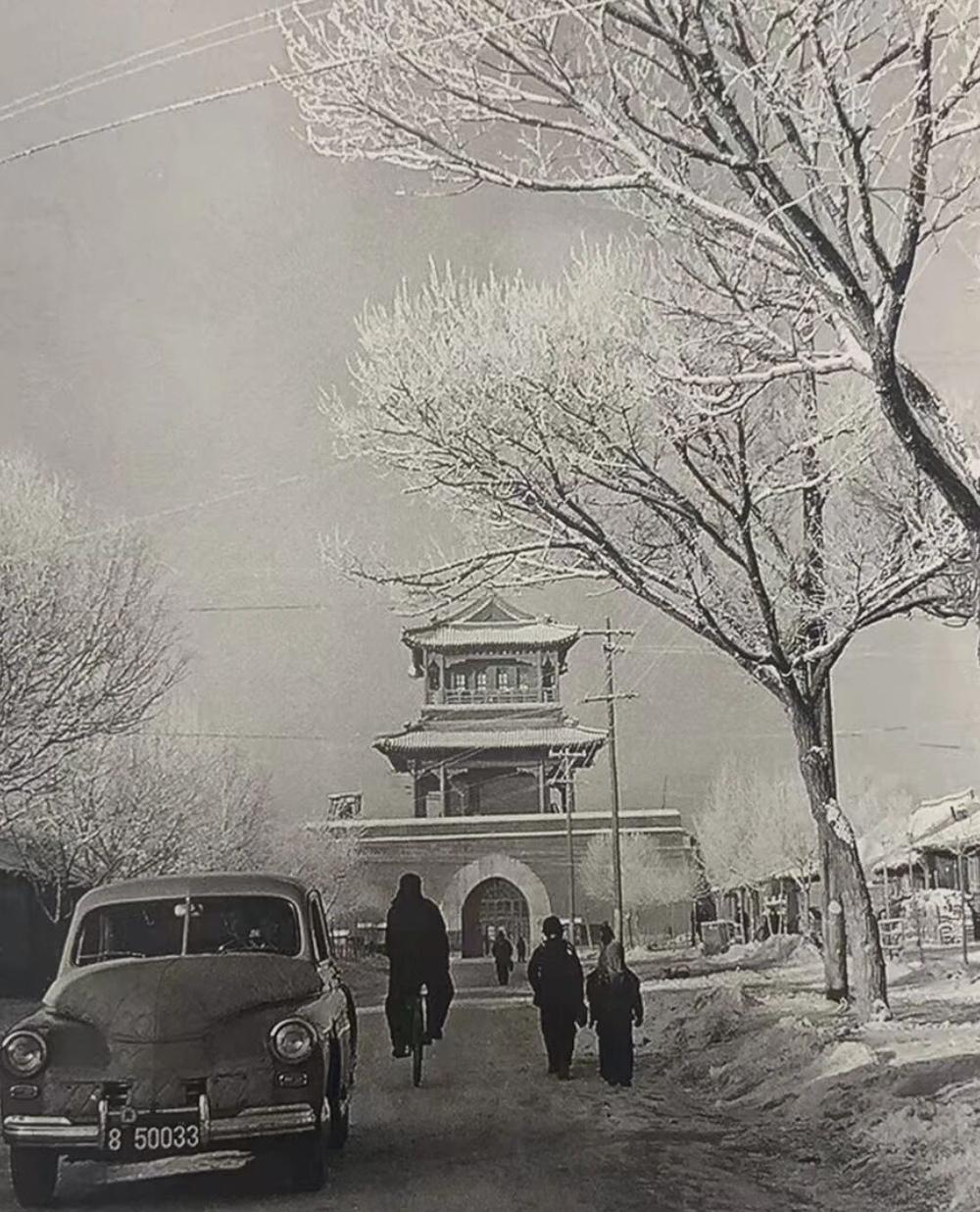 青城印记
这是拍摄于20世纪四十年代初期的新城南街即钟鼓楼。欢迎点评。