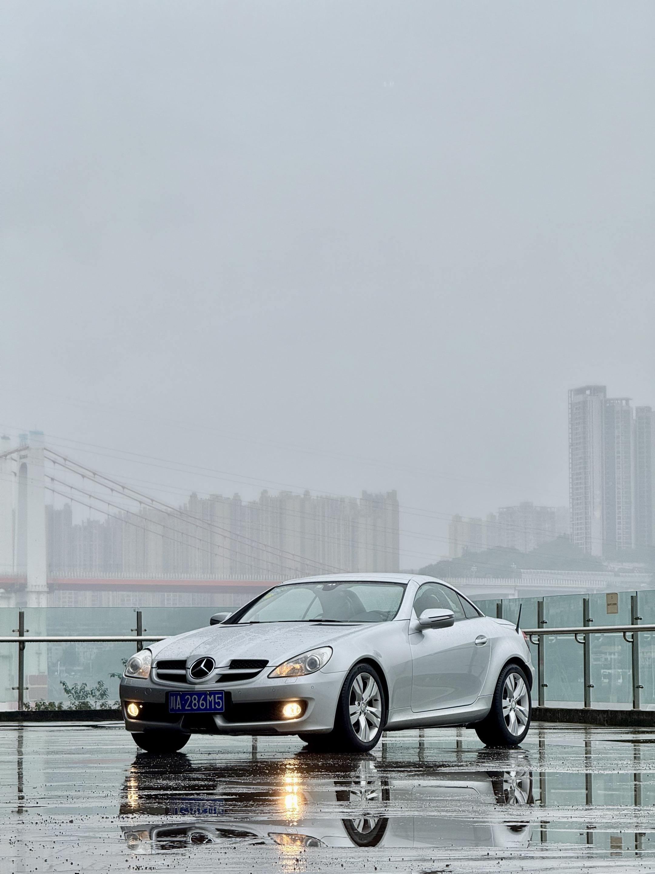 银色跑车-奔驰SLK280。