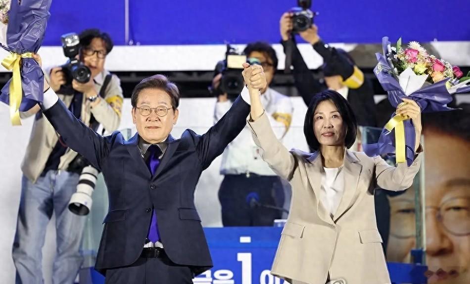 韩国新第一夫人金惠景亮相，和上不了台面的金建希相比，金显然更温柔大气的多。 ​​