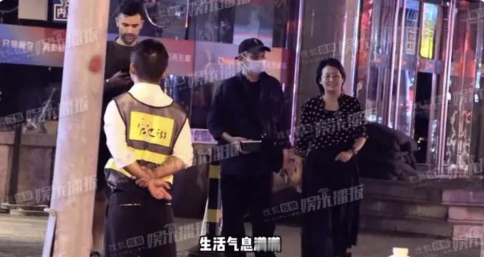 著名导演徐克，电影传奇人物，作品屡创经典。其私人生活近日备受关注，与年轻女友甜蜜