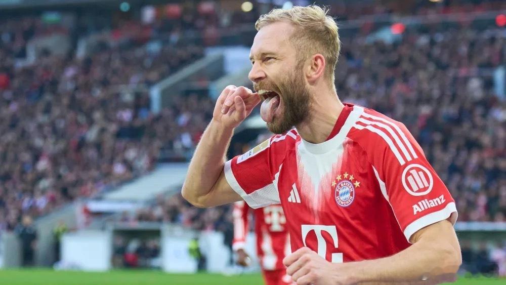 凭借过去一年在俱乐部和国家队的出色表现，核动力驴莱默同学击败鲍姆加特纳和阿瑙托维