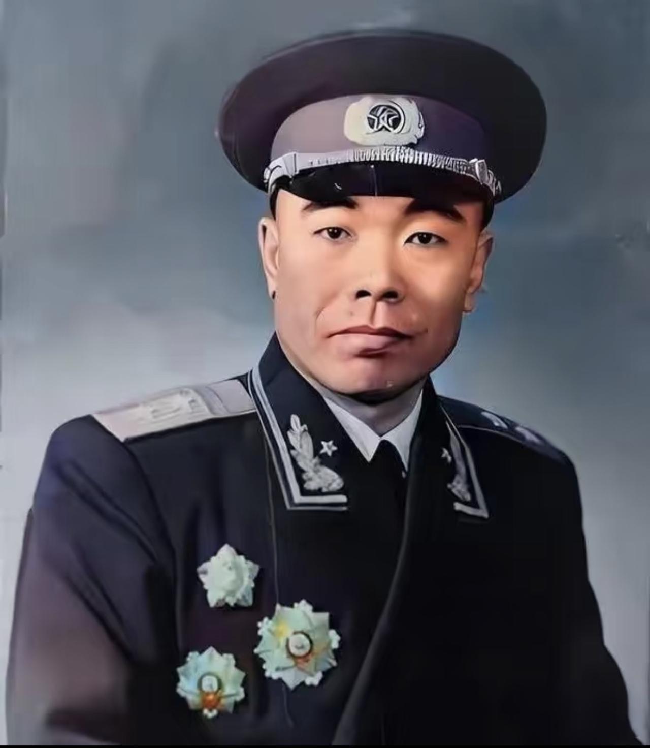 这张AI修复上色的授衔照主人公是曾泽生，很多人传他是“唯一没入党的开国中将”，这