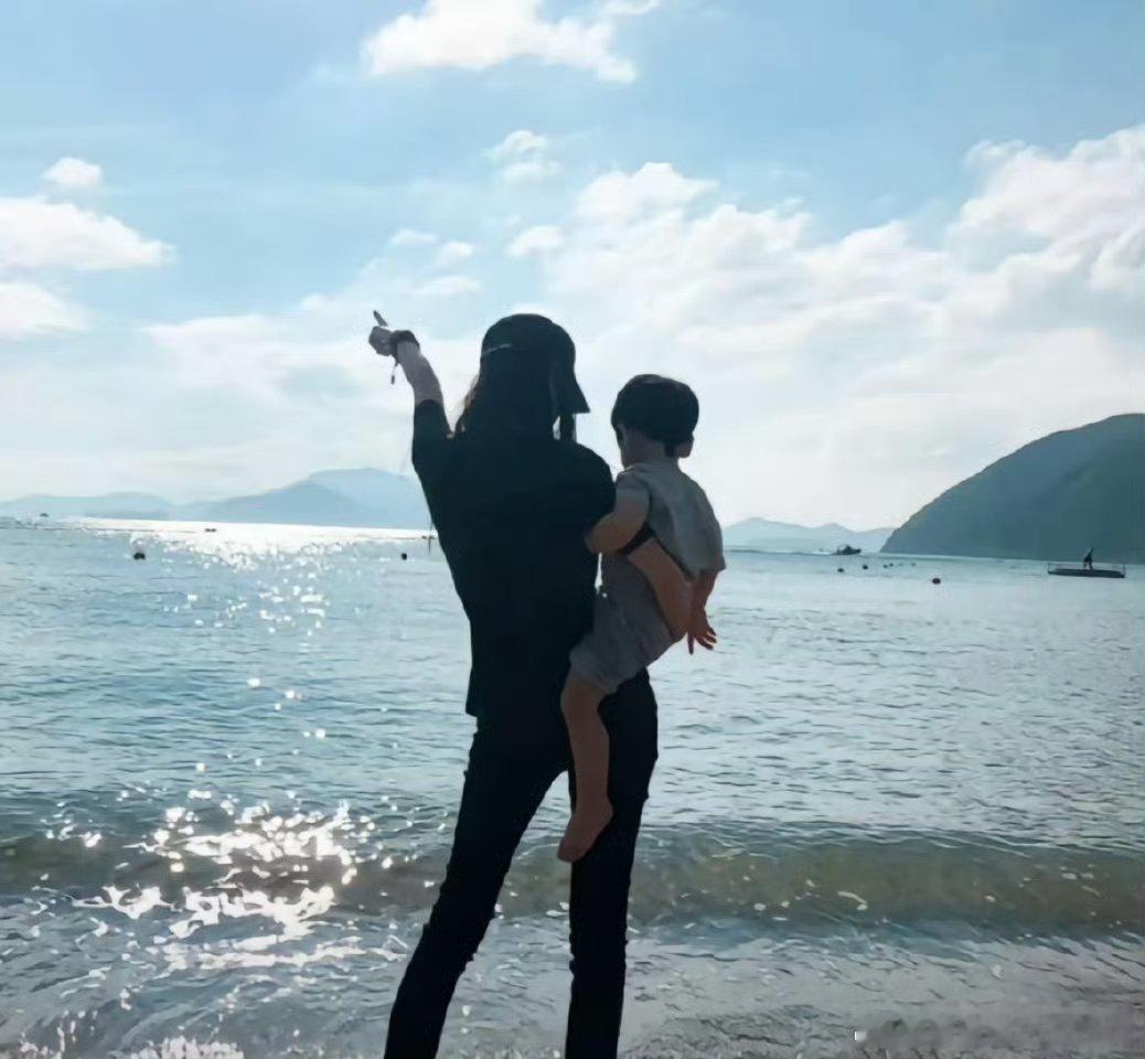 香港偶遇angelababy小海绵感觉baby经常陪孩子出门,给小海绵满满的陪伴