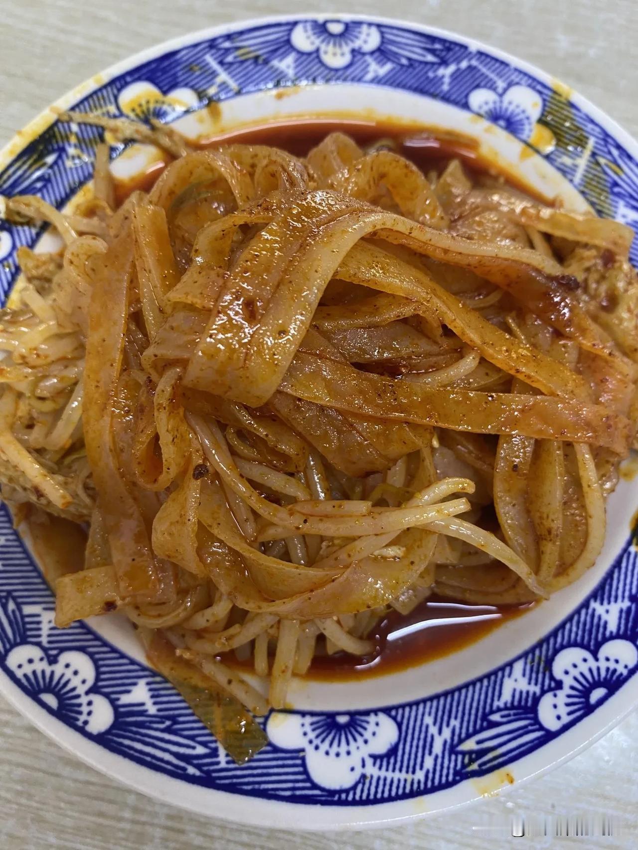 今日这顿硬核早餐太满足了！擀面皮酸辣爽口，每一根都裹满了酱汁，吸溜一口，那叫一个