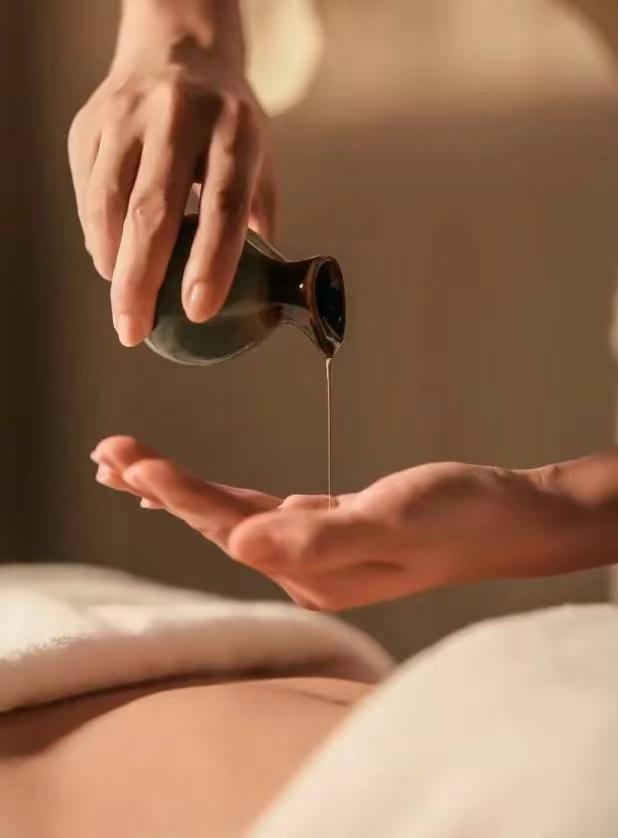 莫名的竟然想到了你，想到我们缠绵的时刻。也许那只是个意外，就像三心二意的我们。当