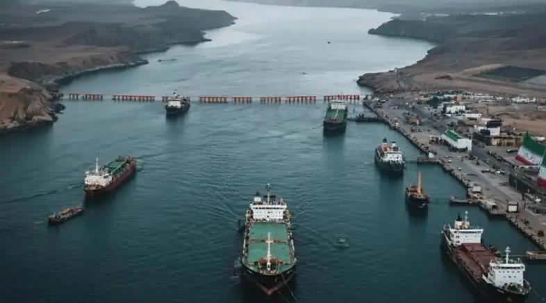 霍尔木兹海峡重新开放，油市警报暂时解除，但这并不代表中东局势真正降温。美国突然放