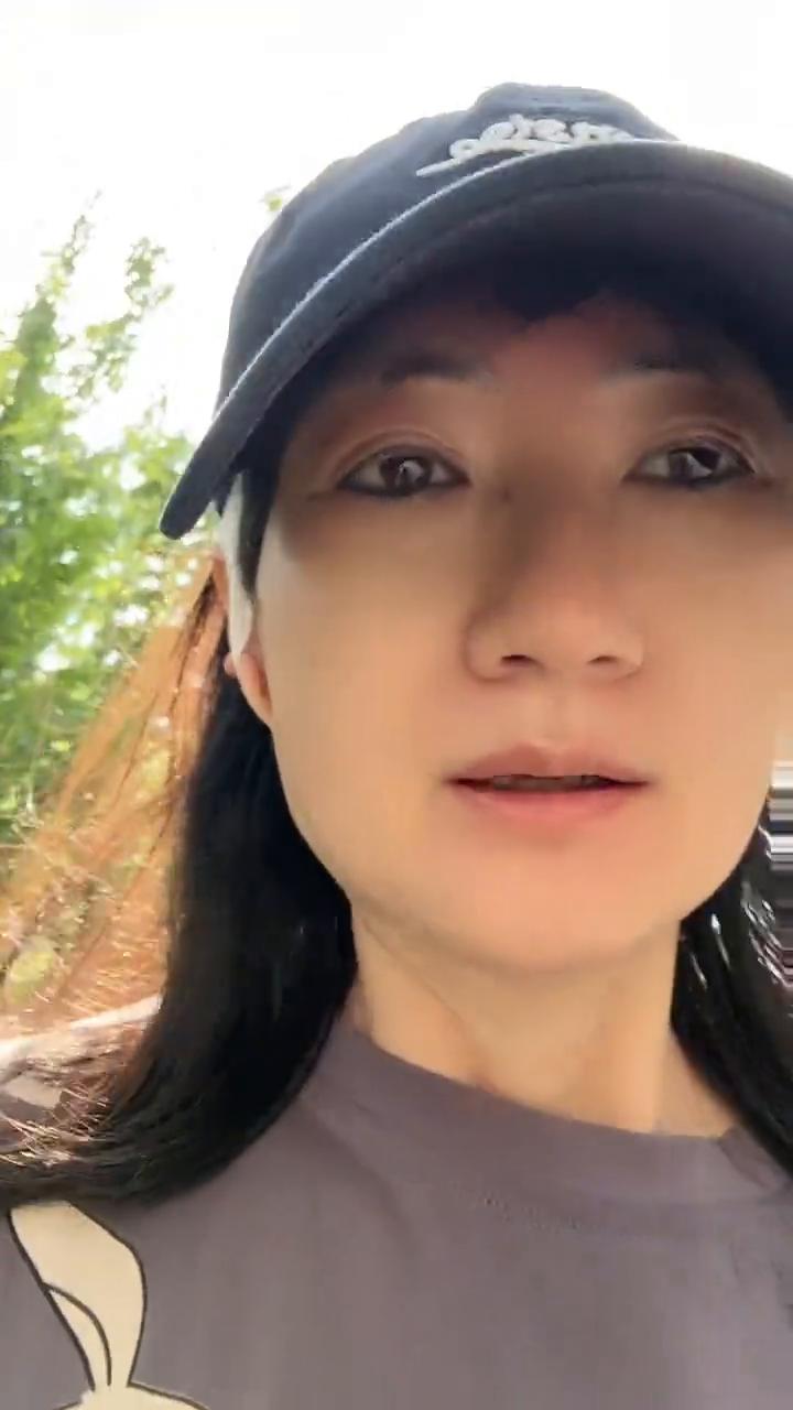 现在出来走圈了，你看我这样的小区的人还说你脸色不好看，跟原先完全不一样，看这镜头
