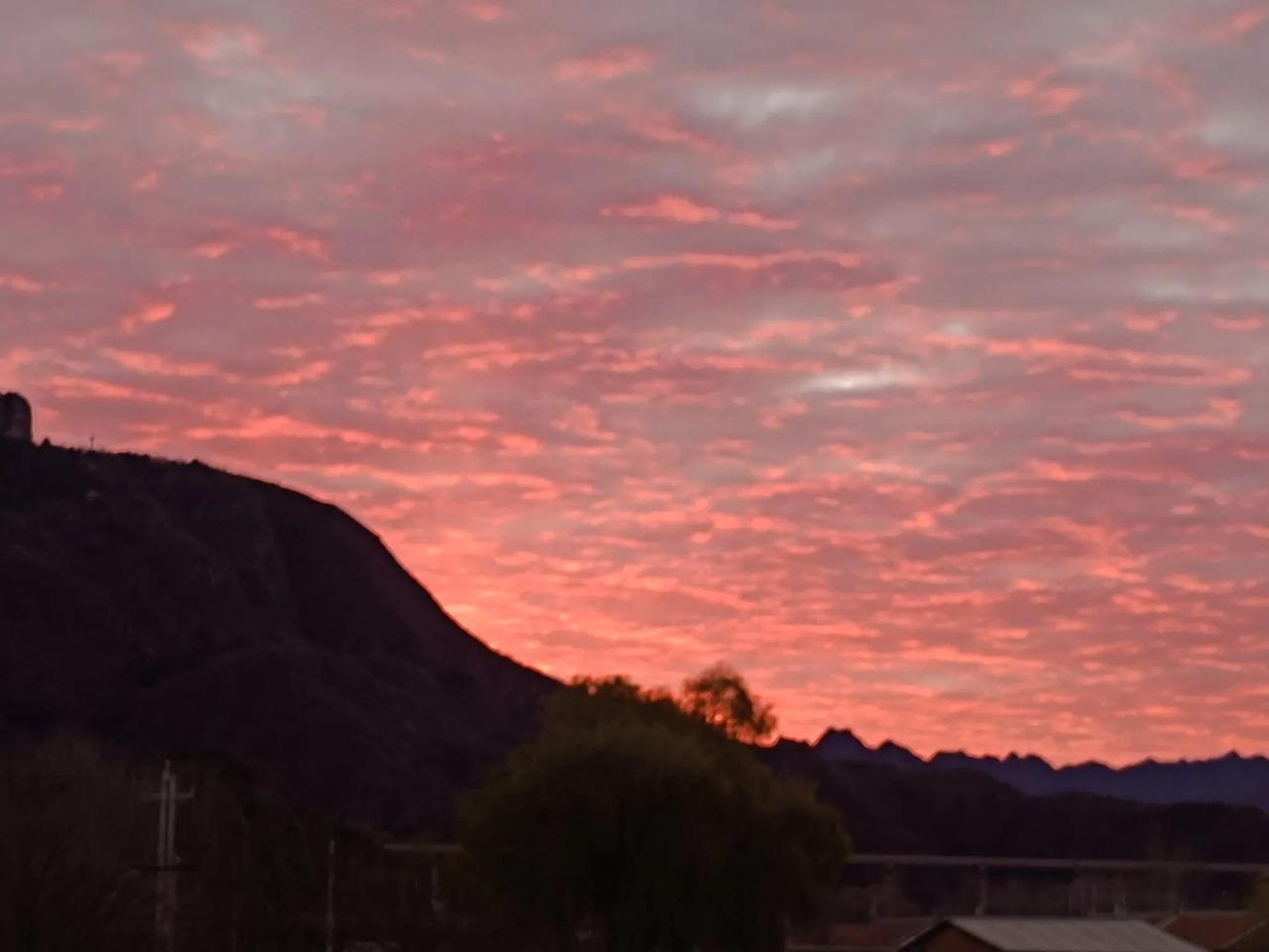 今日小雪，不见瑞雪下，唯见彩云飘。