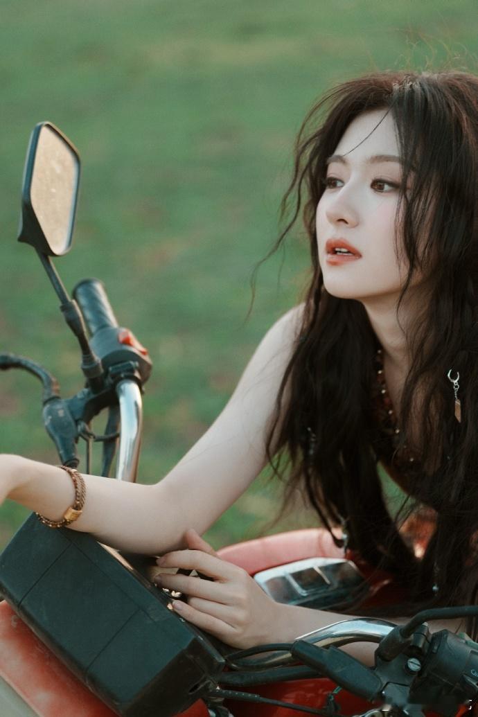 李兰迪草原机车大片李兰迪这组图诠释了甜妹也能骑机车耍帅，草原旷野里的她，十分飒爽