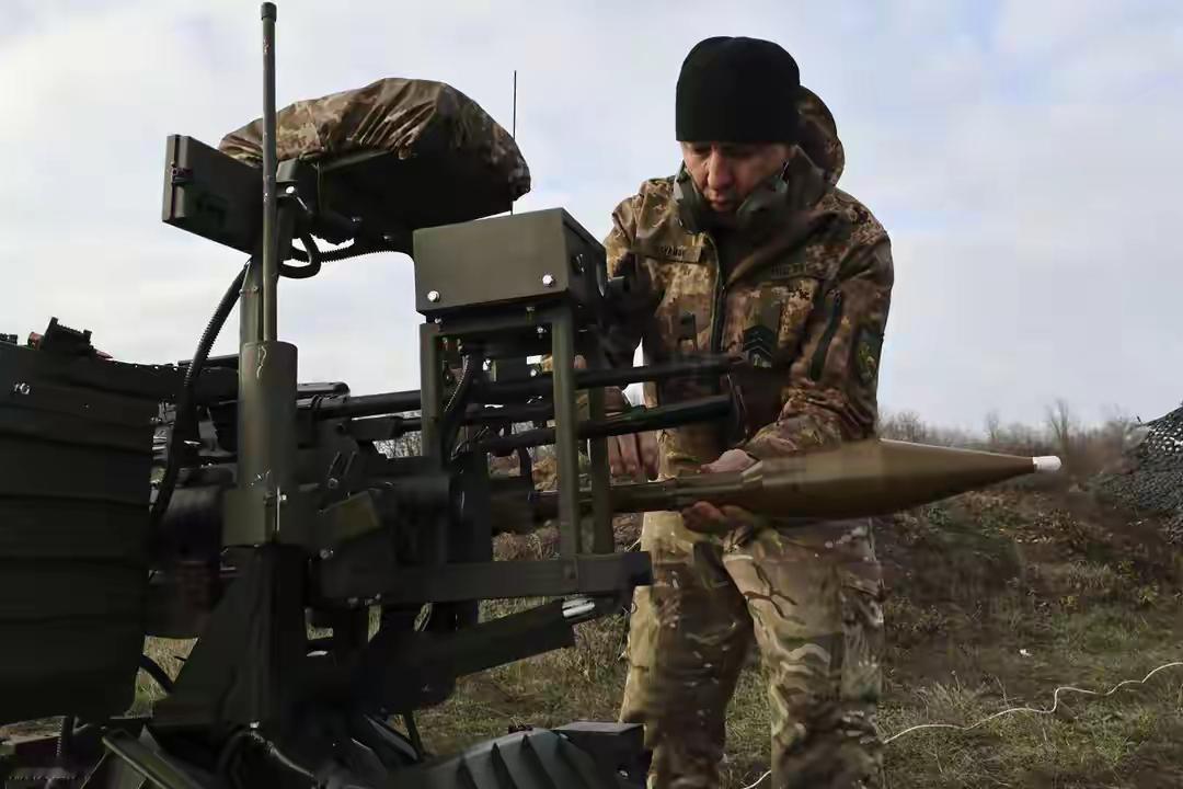 乌克兰这场悲剧，印证了老祖宗那句“靠山山倒”！三年来赌上国运当马前卒，如今战火未