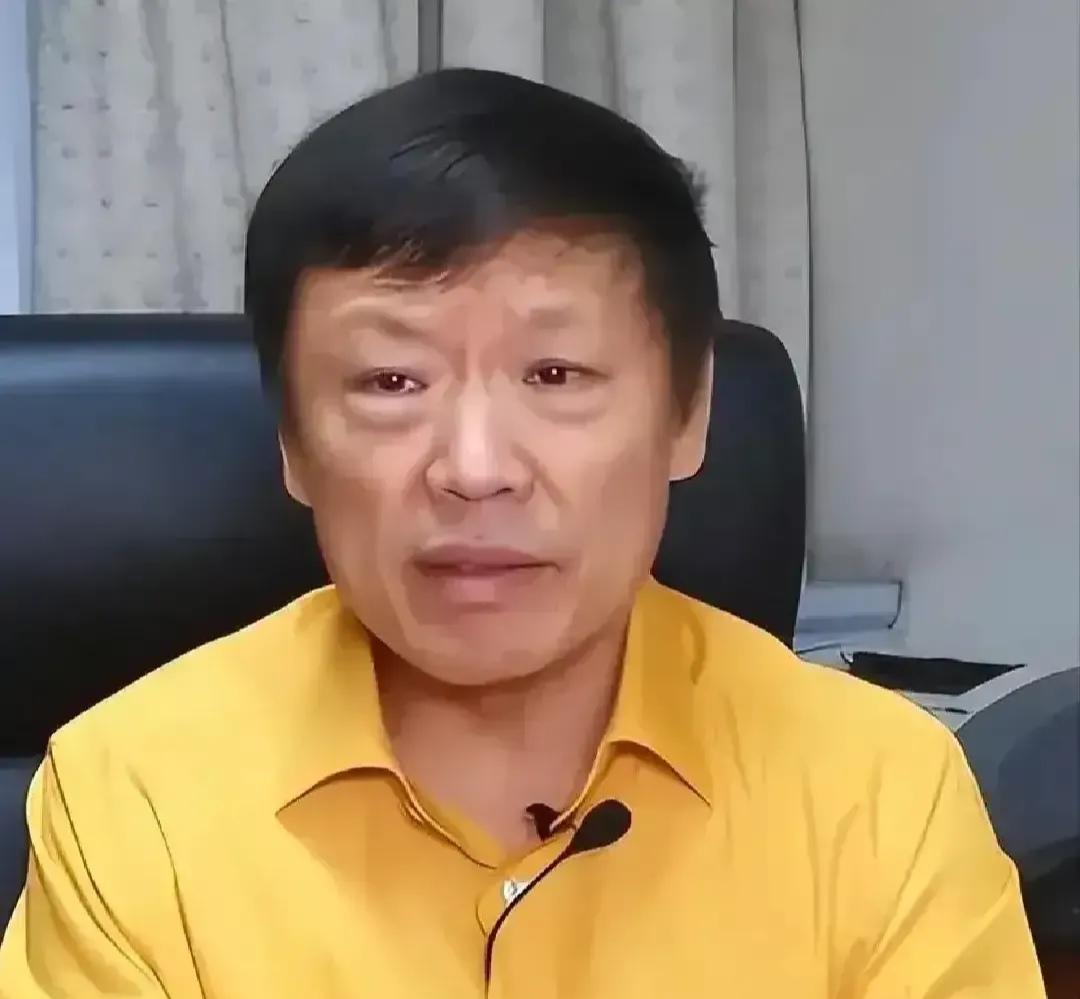这次老胡是不是犯糊涂了？

网络上正在群起讨伐脱口秀演员侮辱军人事件的当口，
老