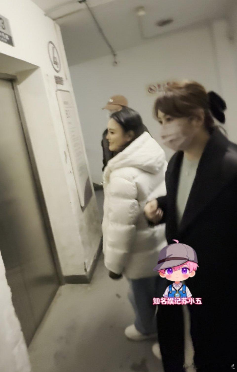 沈腾马丽被拍到春晚彩排后聚餐。现在春晚最期待的就是沈马组合的小品了，起码他俩还能