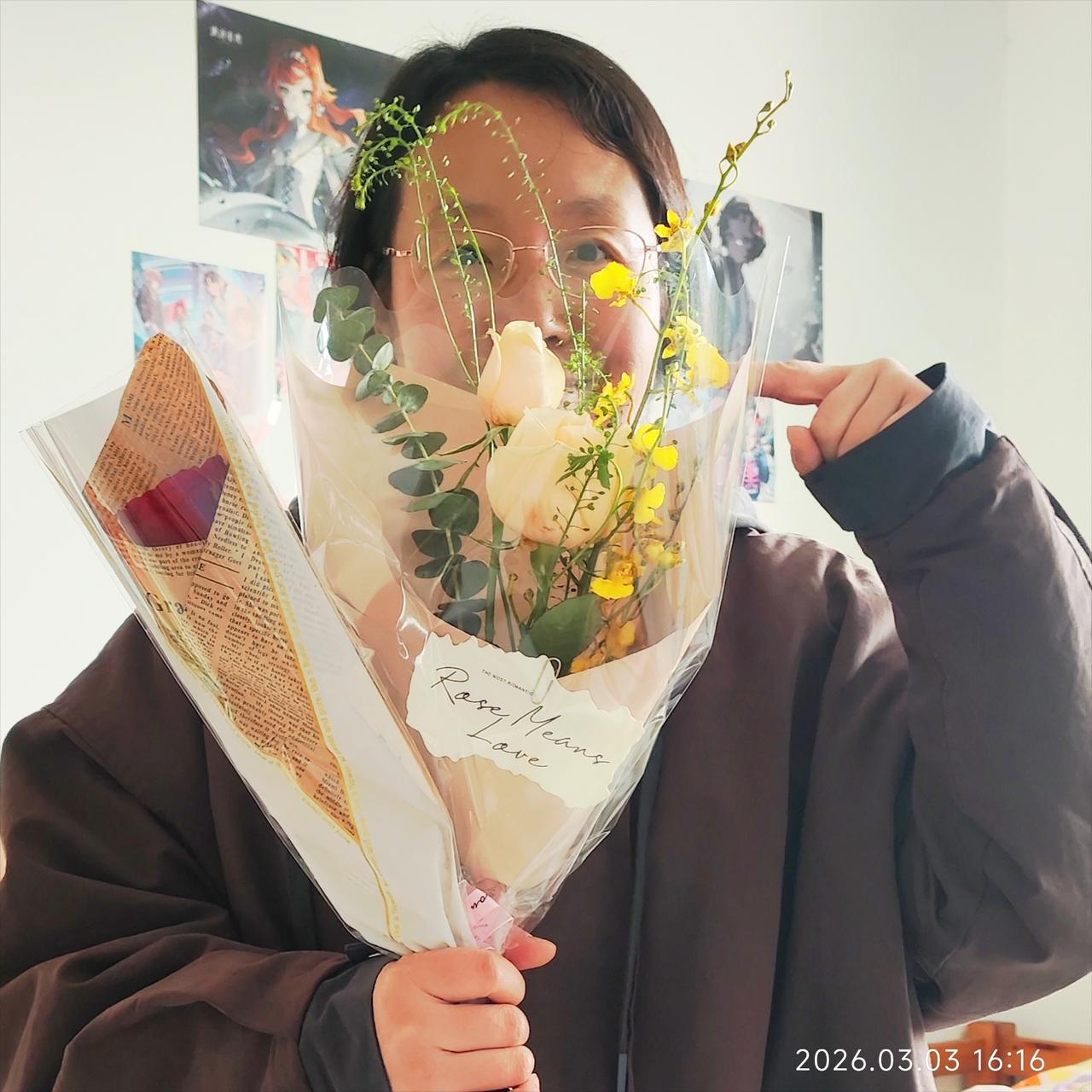 43岁中年妇女，收到街头陌生小伙送的一朵红色玫瑰花。

下午写完文章，想出去透透