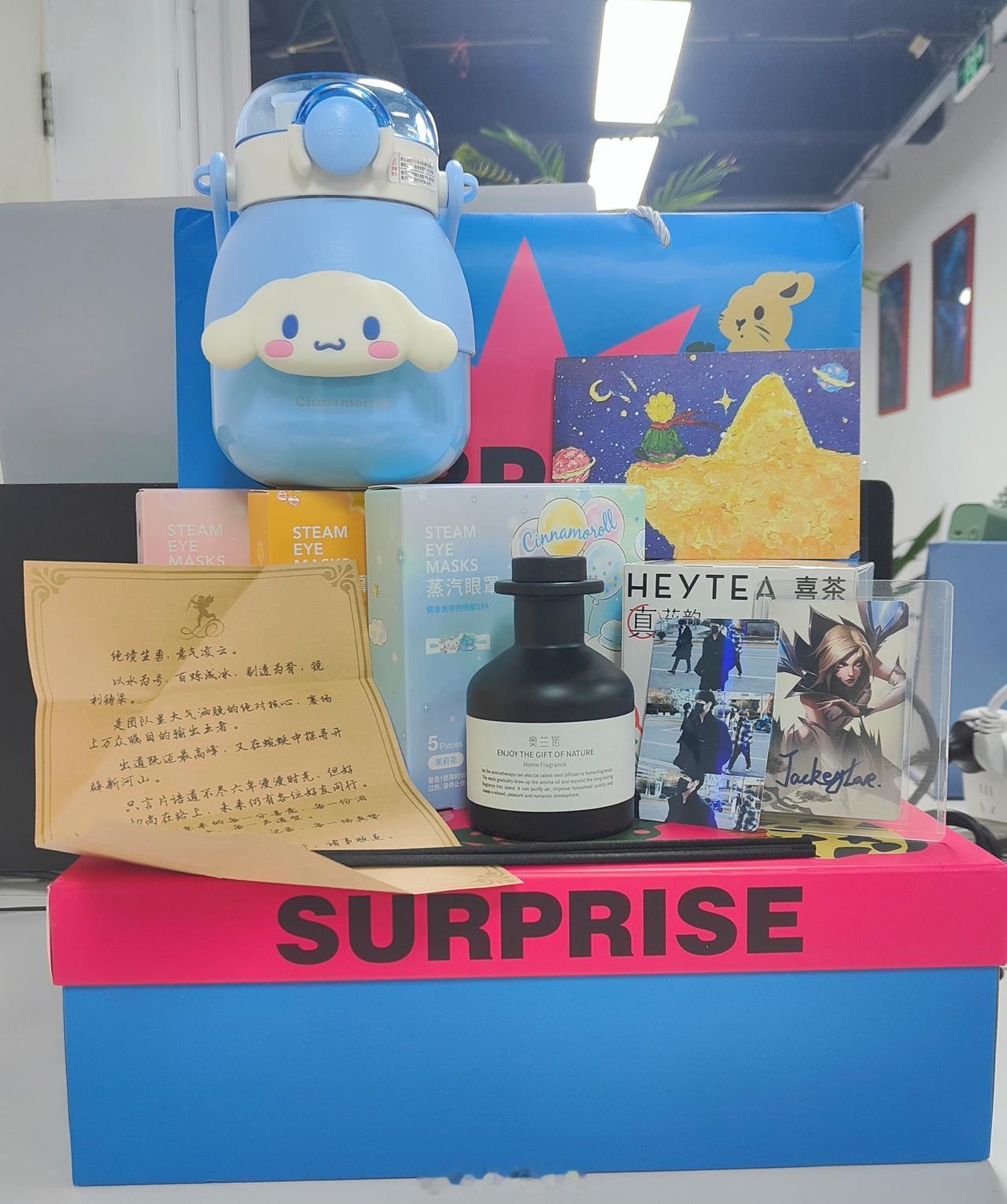 收到了哥们儿粉丝送的六周年应援礼盒！[哇]太用心了吧~每个都很可爱很实用，信的内