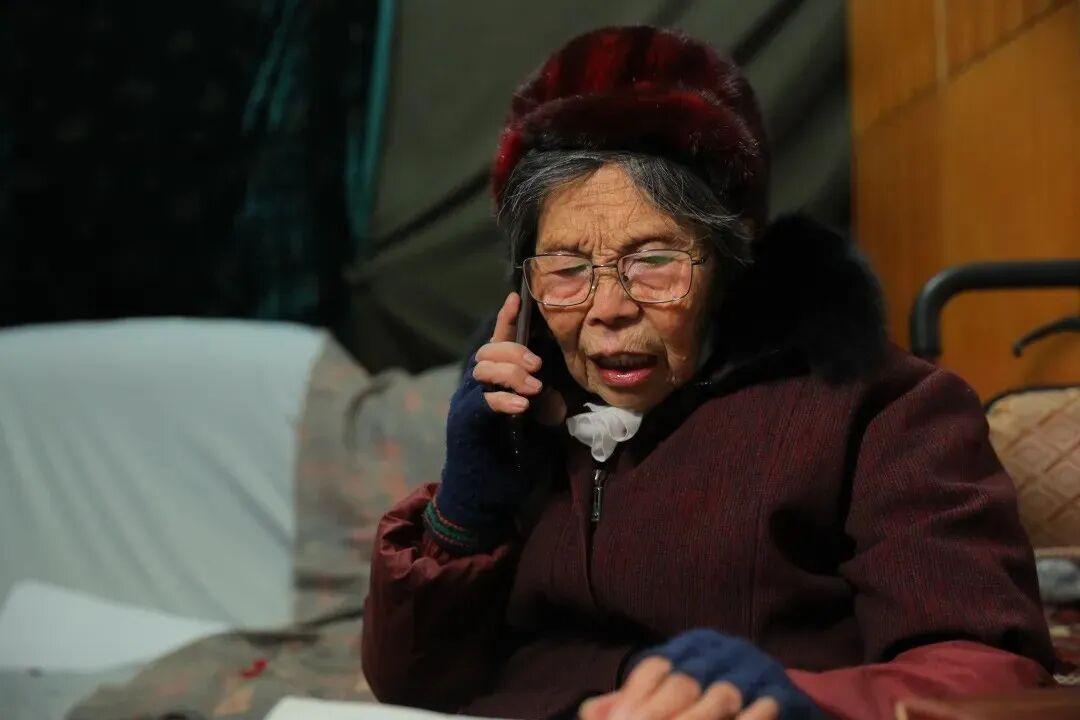 全网炸翻了！一个96岁的老奶奶，耳朵背、眼睛花，连走路都要佝偻着腰，竟然靠着街头