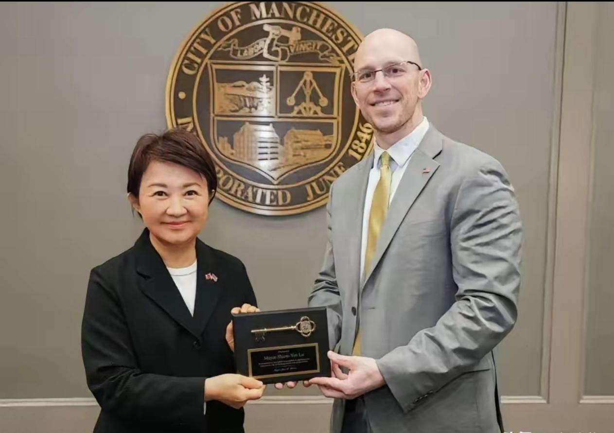 打“亲美牌”，卢秀燕还得拜民进党为师。
        台中市长卢秀燕3月12号