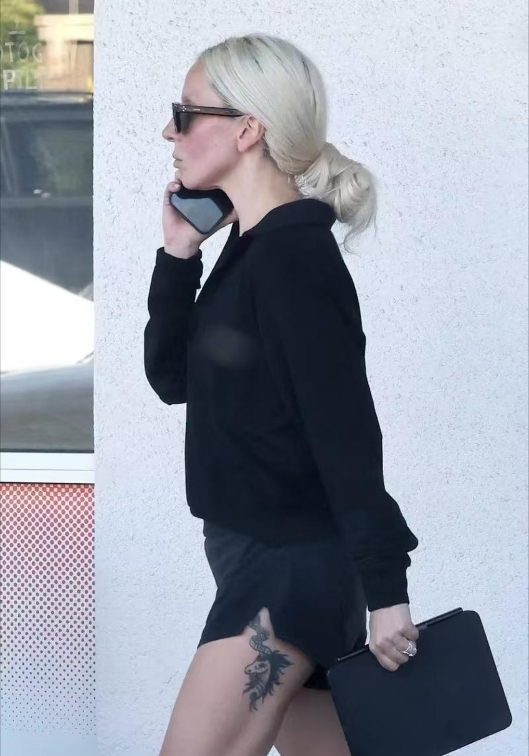 Lady Gaga加州一身全黑休闲穿搭，扎低马尾戴墨镜，手里拿着平板，随性又干练