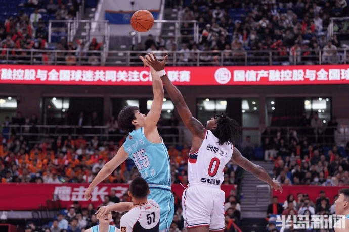 《半岛都市报》：青岛将引进上赛季广州外援泰肖恩-克劳福德