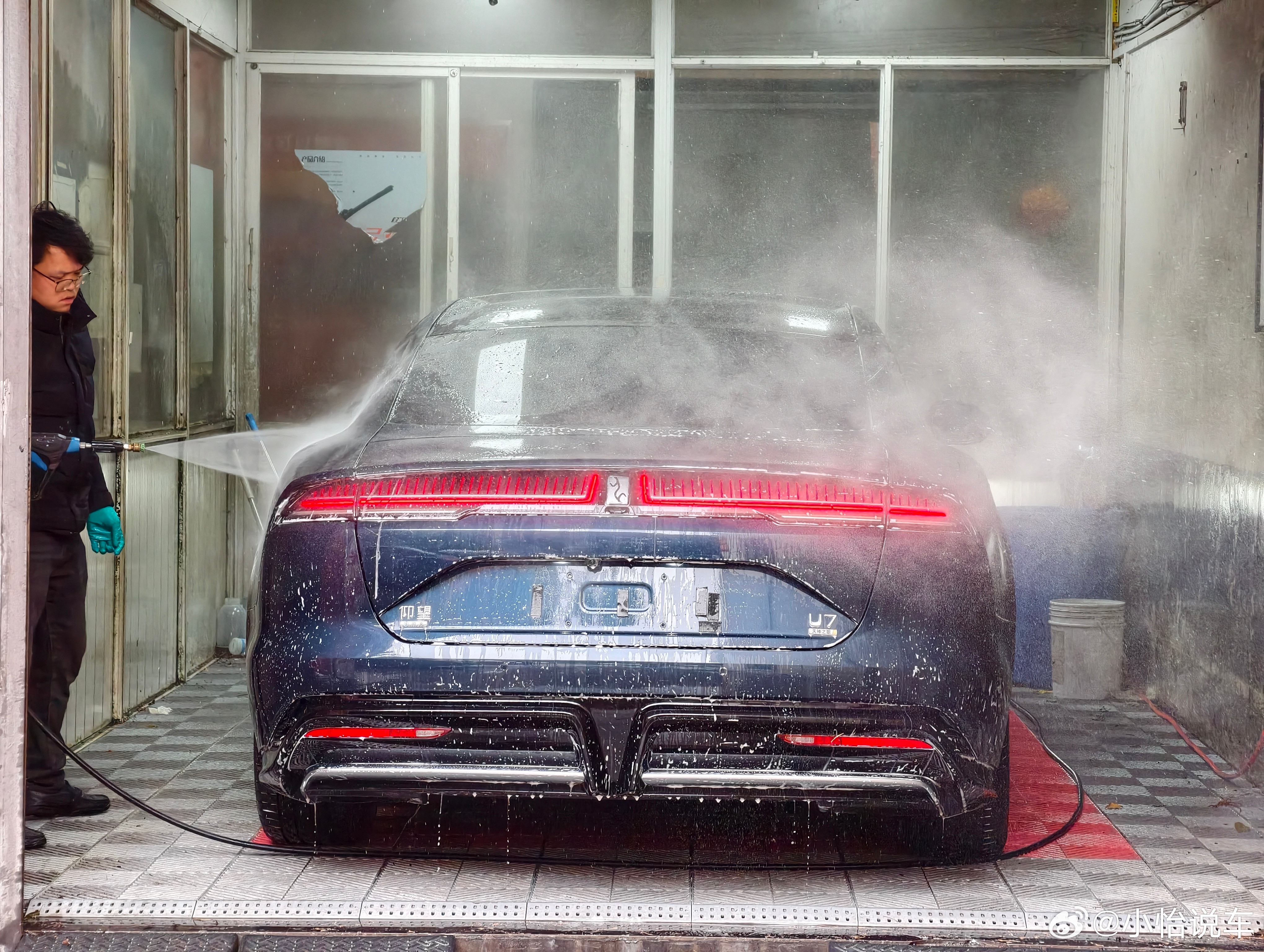 开着仰望U7来洗个车，等把车洗干净，下午就继续拍摄，加油干活啦我和汽车的日常