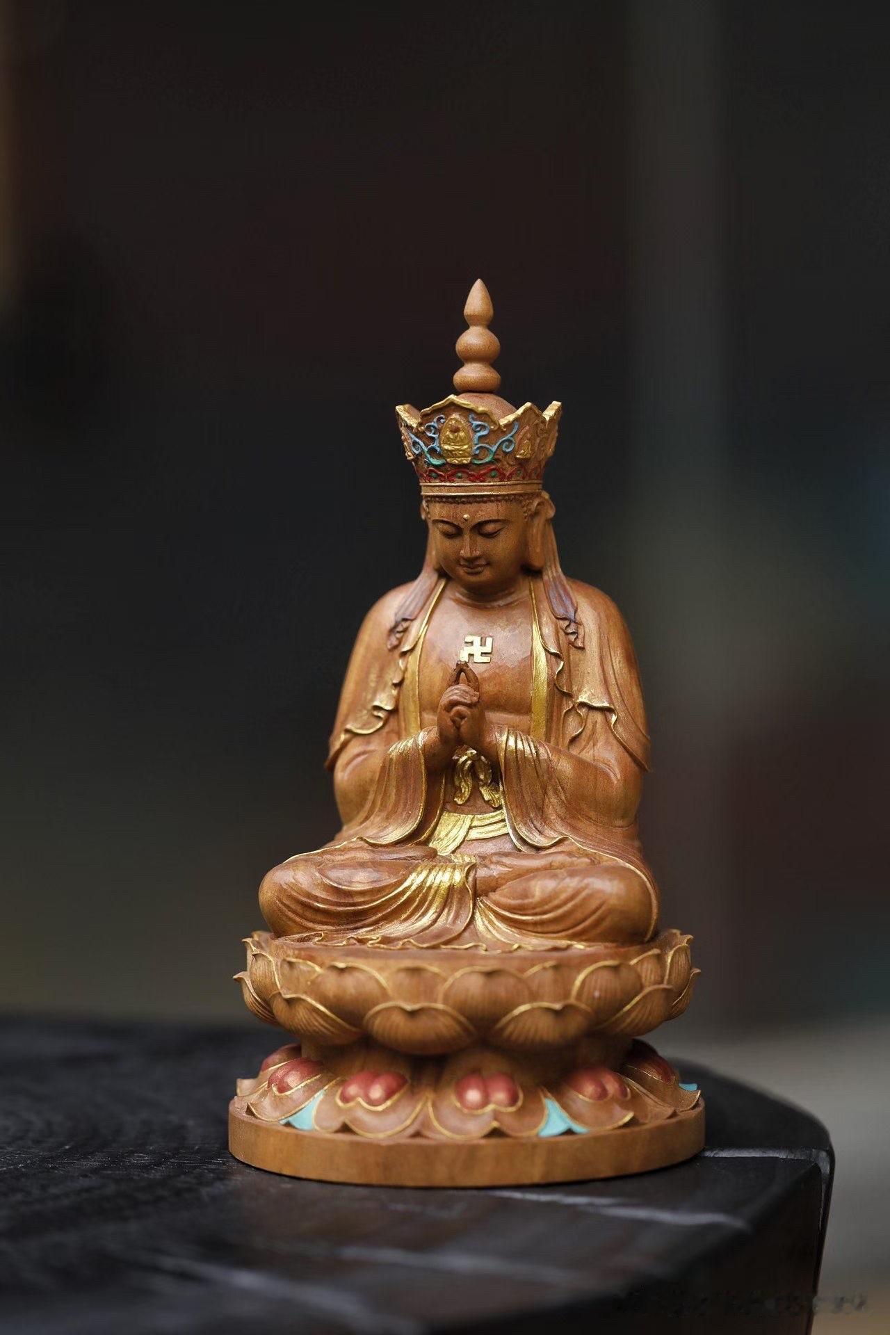 一抹檀香，一尊静雅造像。

老山檀香温润沉稳，整料清刀细琢，宝冠描金彩绘华而不艳