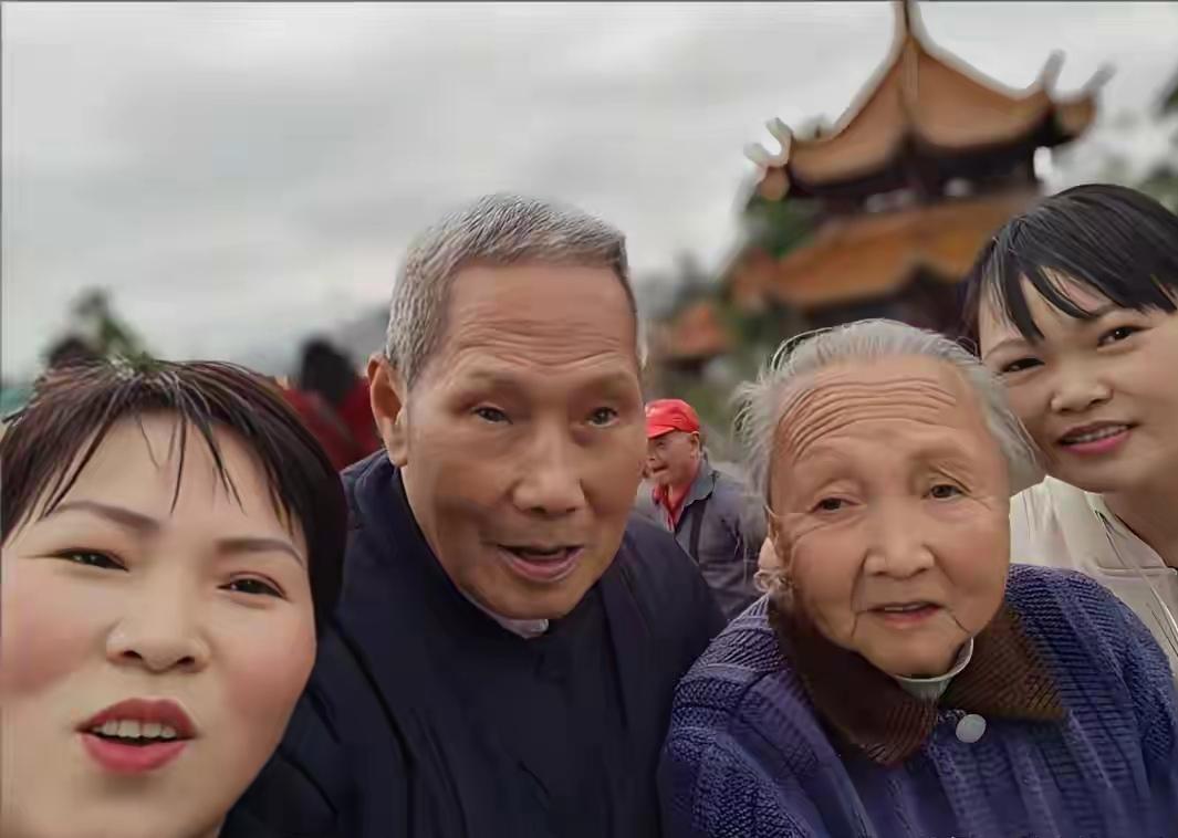 你敢信？湖北阳新102岁的老爷子蔡定炉，最近拄着拐自己逛完了整个黄鹤楼，比他小1