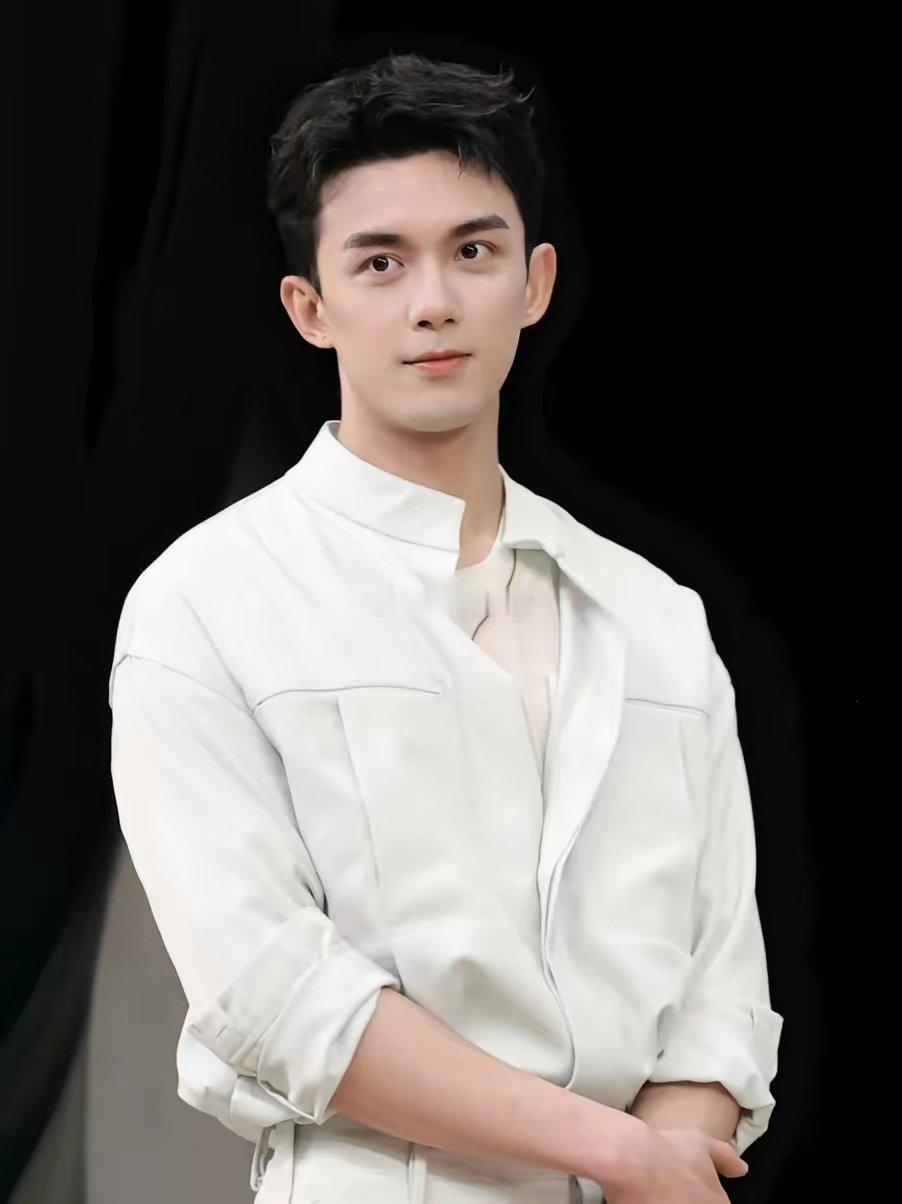 看了这么多明星辟谣，发现吴磊才是最佳范本，白珊珊发文说自己跟吴磊谈过恋爱，吴磊佴