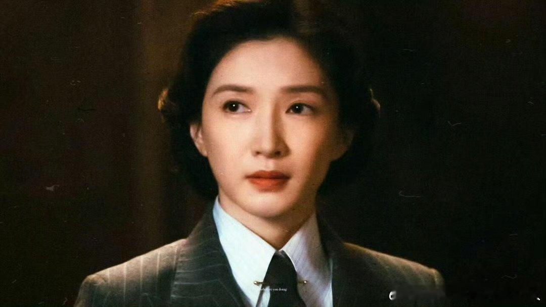 江疏影是醒来关键人物 江疏影西装墨镜手杖点地江疏影在《醒来》里的出场镜头太吸睛，