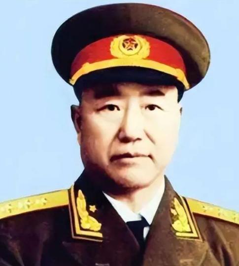 他从兵团司令员降为军长，55年授衔毛主席怒斥道：他不可不授上将。1952年，全军