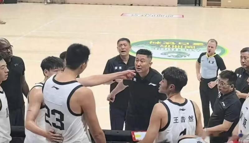 最近徐昕 上热搜了在杜锋手底下 被打压  被所谓看不上 但是通过努力证明了自己老