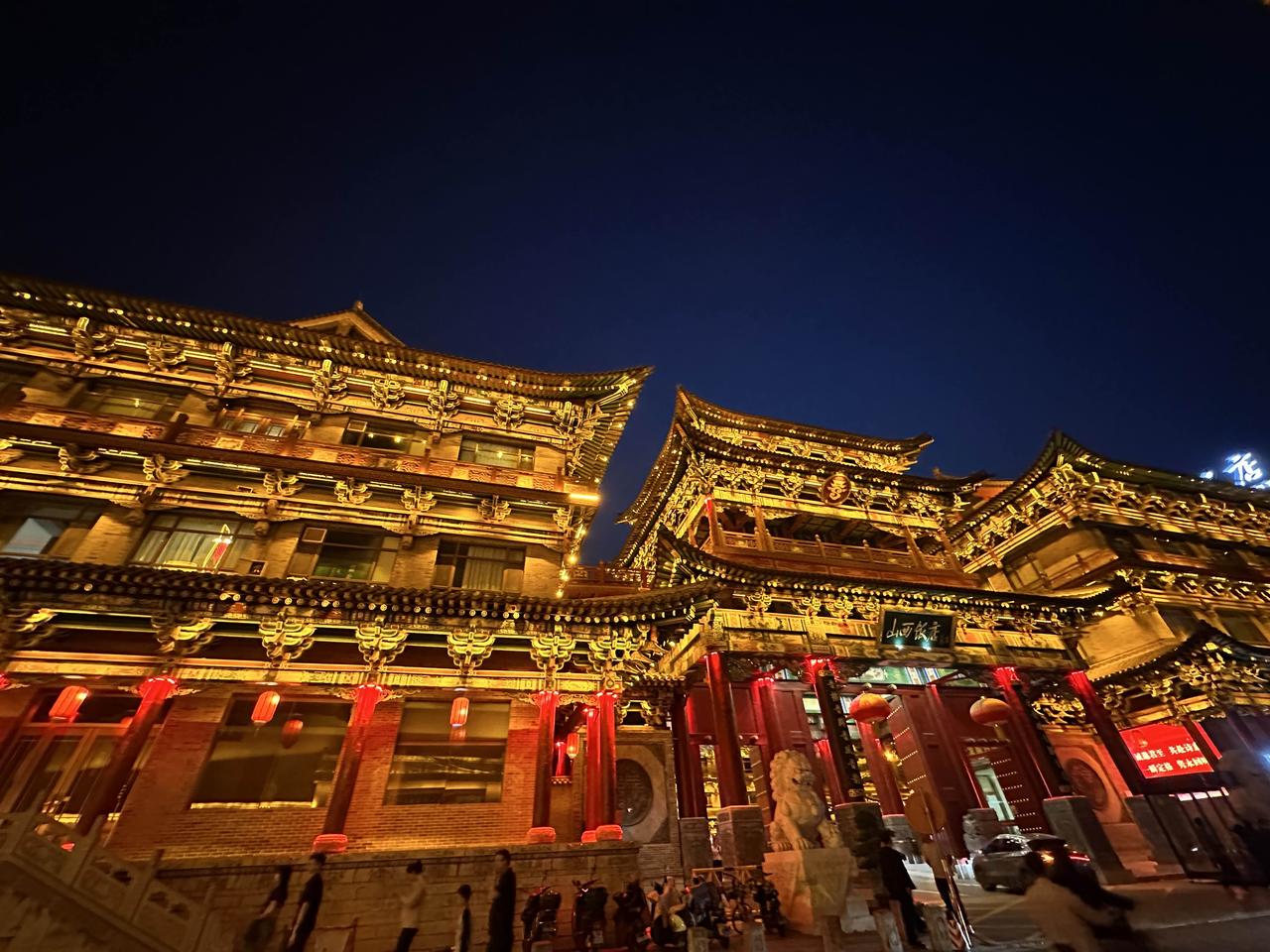 这是我见过最金碧辉煌的饭店 店里边的刀削面最便宜的居然才13元一碗，山西人民真的