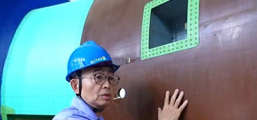 首次公布哈尔滨飞机制造厂房内的海军舰载型直-20直升机，裸皮状态（未喷涂外表面漆