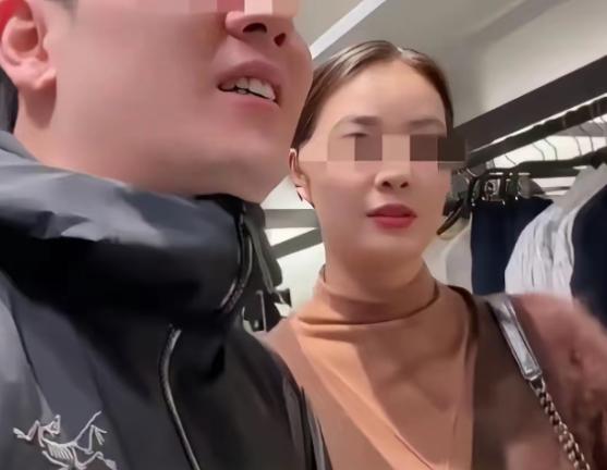 一对夫妻逛服装店，妻子随口问了下价格，店员回答：“6800元。”丈夫听后拉着妻子