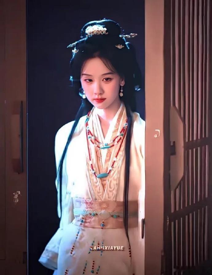 陈都灵这个卧蚕画得我想笑，还以为是🫘特效妆。 