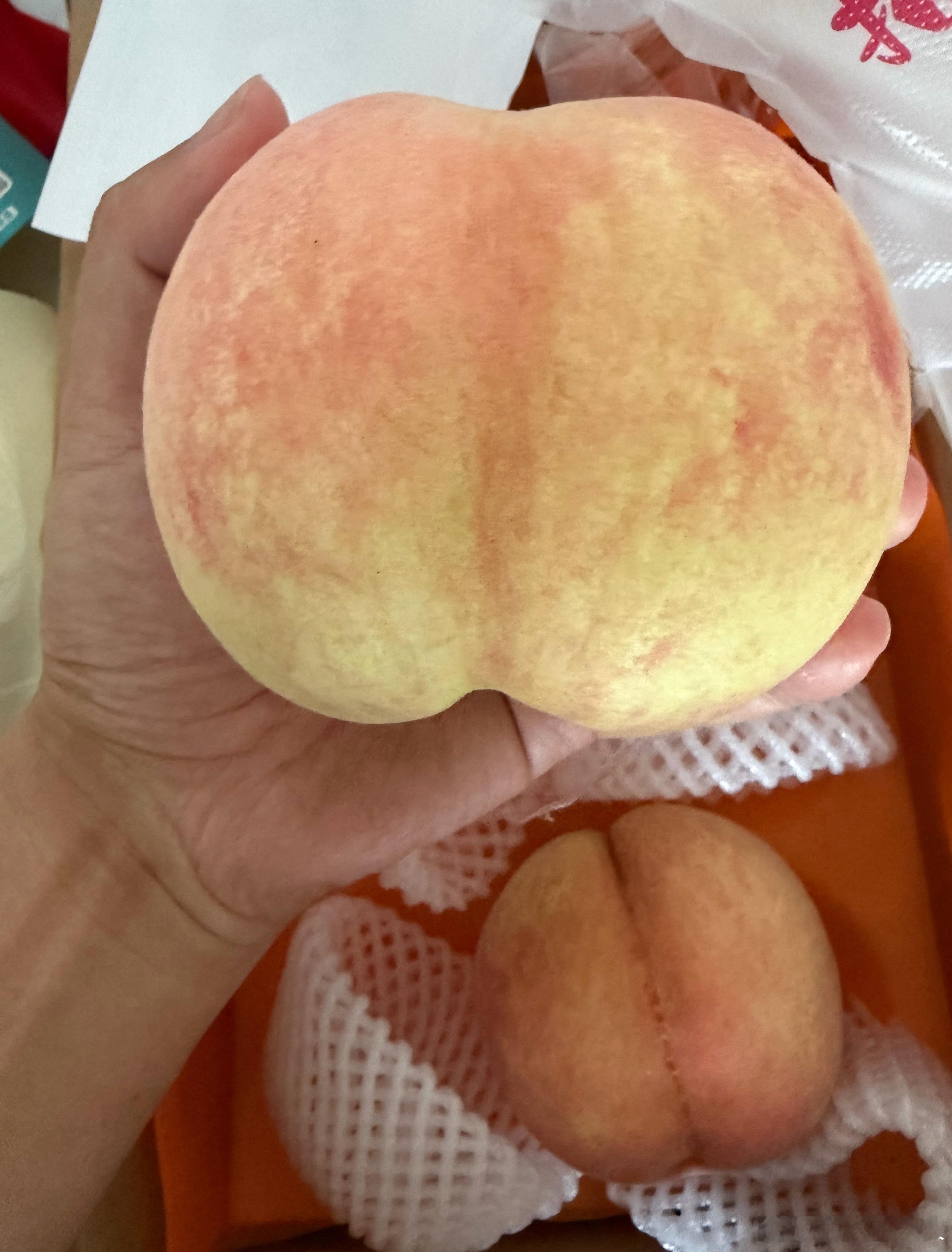 超大的水蜜桃，一个一斤重