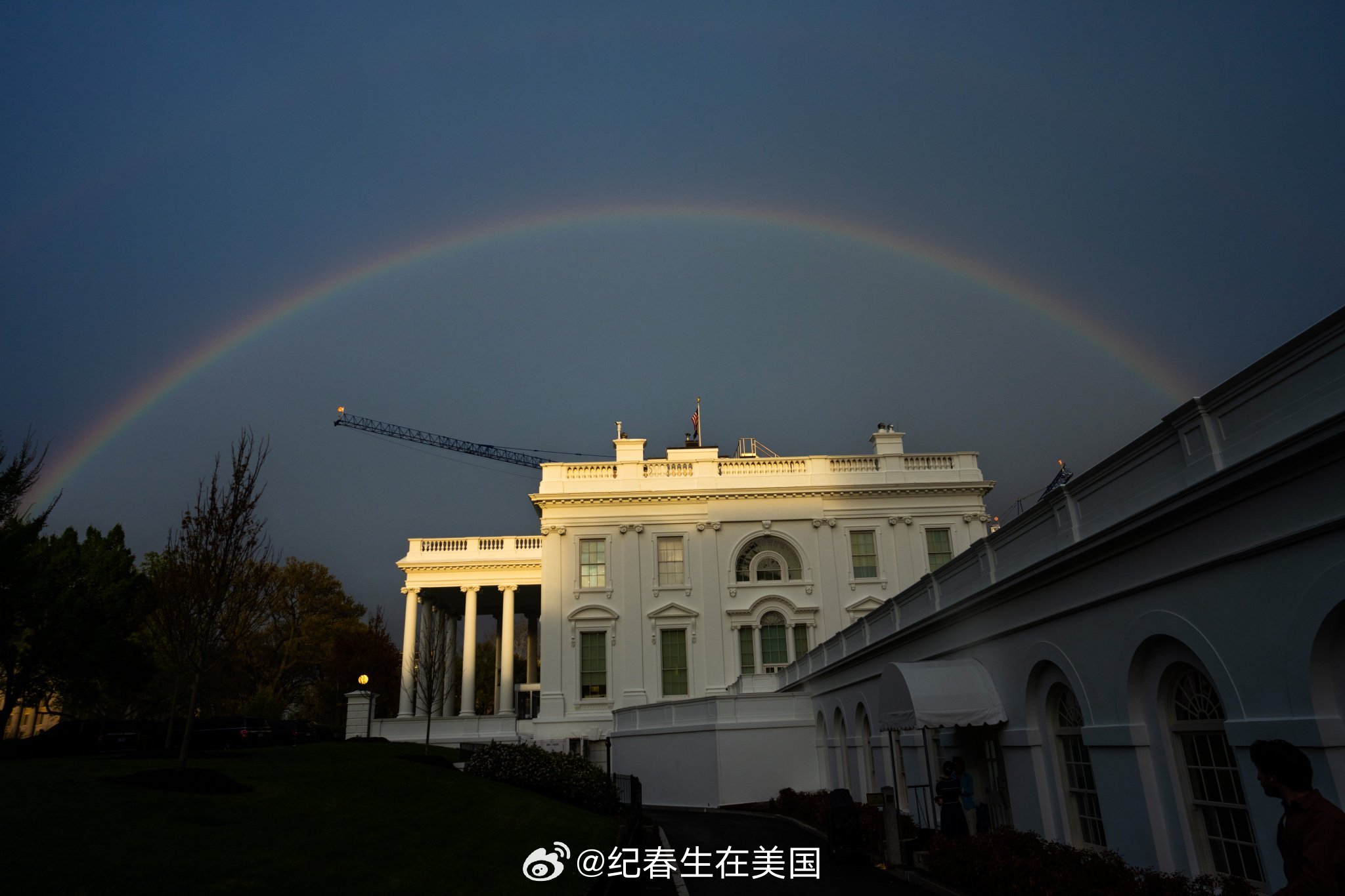 今天傍晚白宫上空彩虹。摄影：NYT/Doug Mills。 