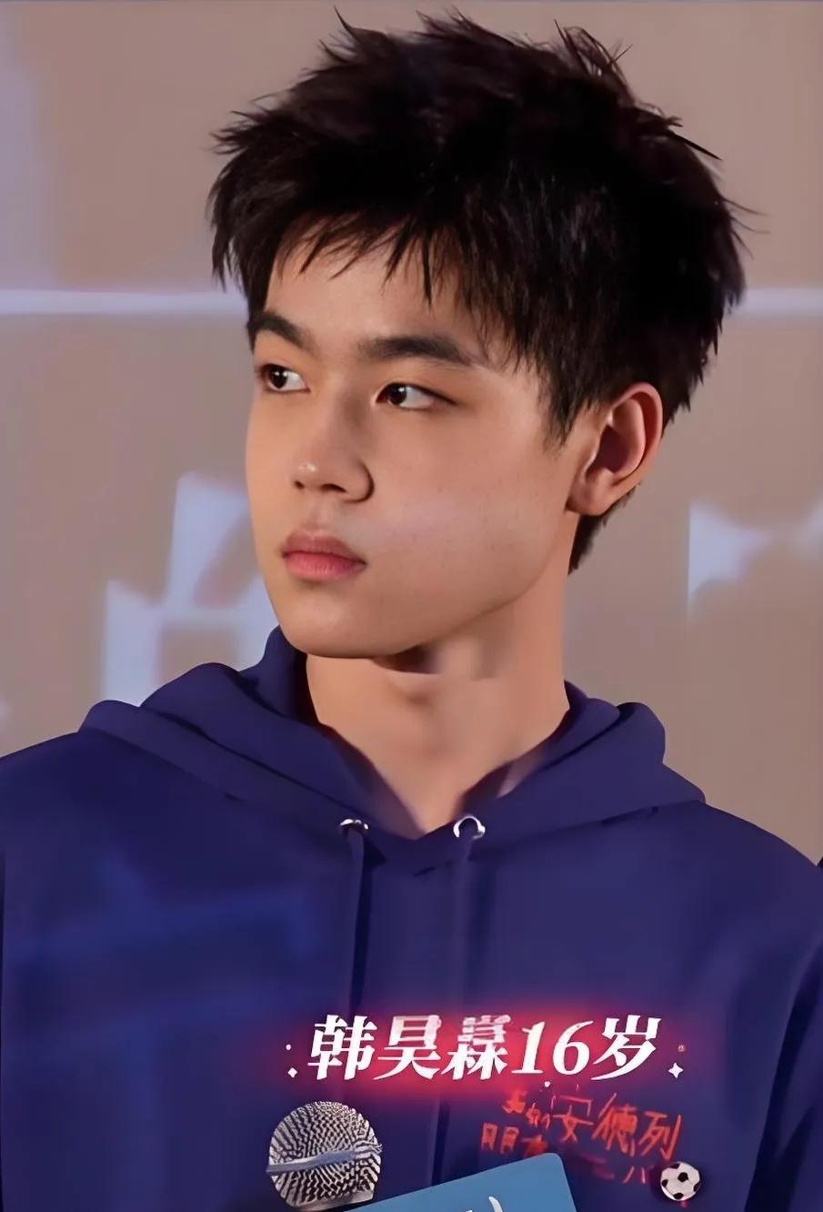 韩昊霖

他多高了你知道吗？182了。这小孩长开了，也长大了。演技在线！身高也窜