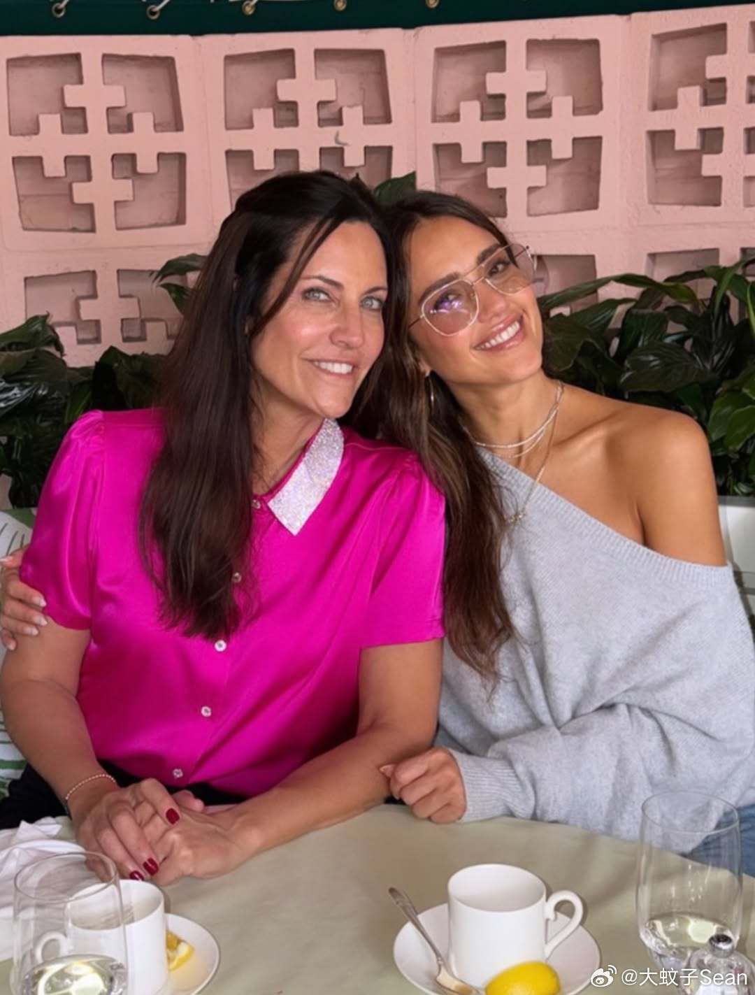 Jessica alba杰西卡阿尔芭分享近期私照，芭姐也搓上麻将了 