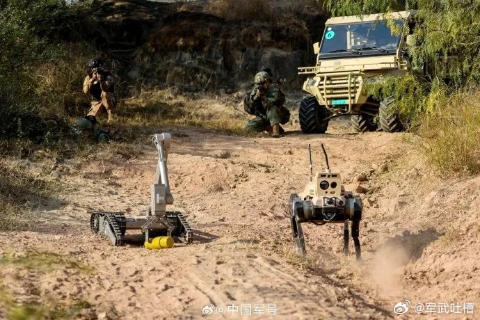 中国巴基斯坦联合反恐演习估计就连经常和解放军联演的巴铁也想不到中国军队的装备一年