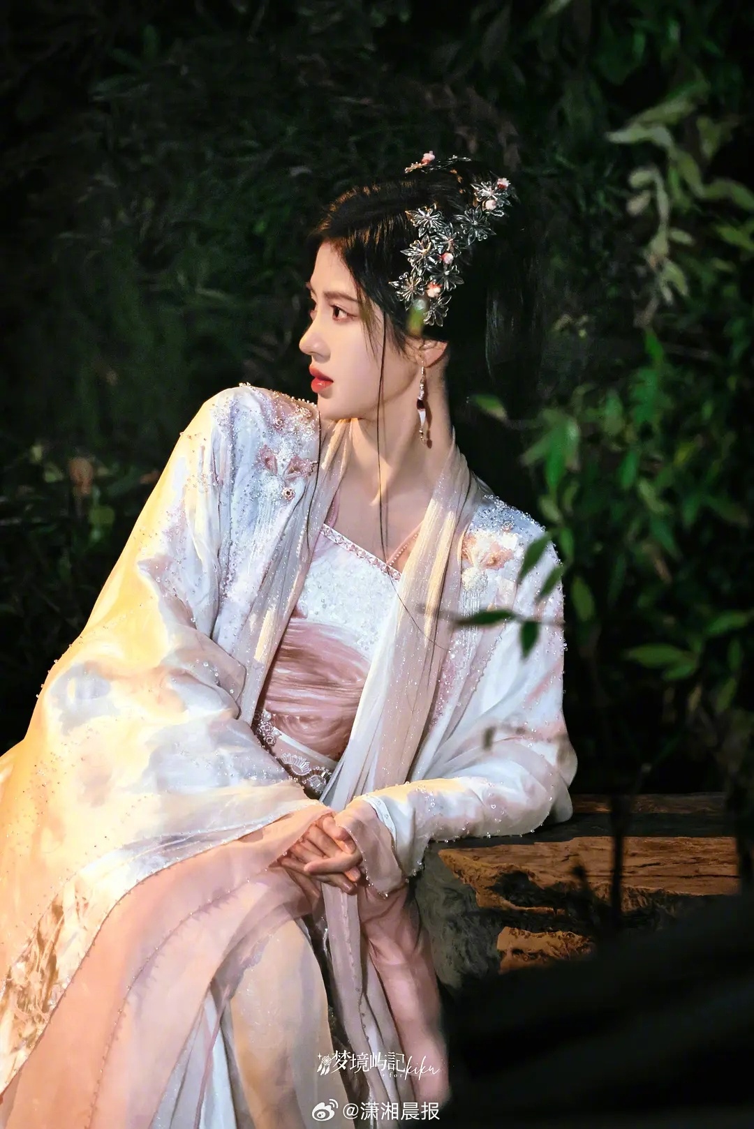 【#鞠婧祎月鳞绮纪热度第一#】#月鳞绮纪热度# 4月1日，据欢网大数据消息，待播