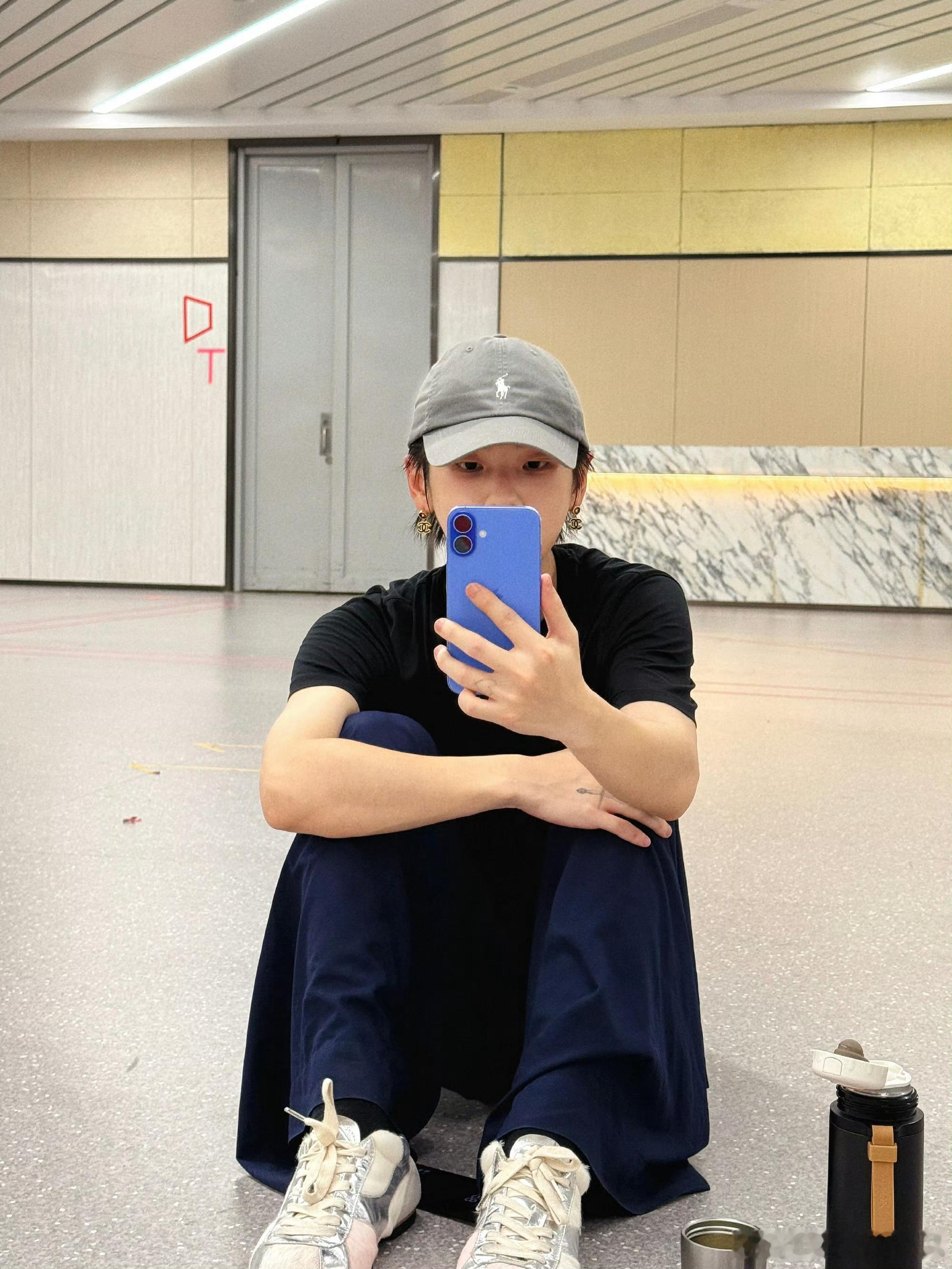 周震南熬鹰直播 沉浸式深夜陪伴，真实不做作的状态太戳心！哪怕带着疲惫也始终保持热