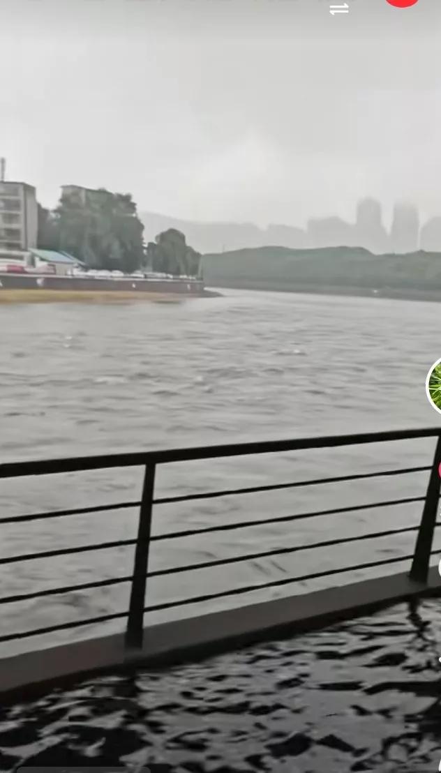在网上刷到今年成都又涨大水了，我老家金堂县又发大水了，但是已经比很多年前好多了，