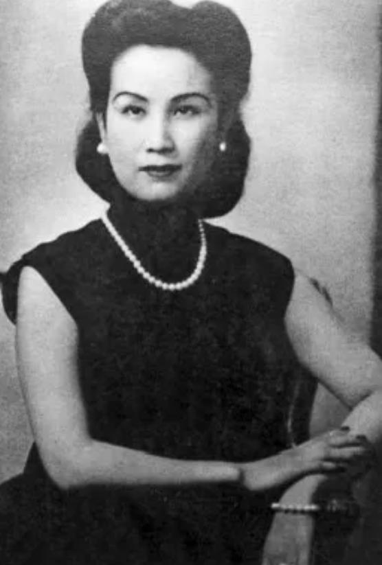 1935年，孙中山之子孙科，对离异的蓝妮一见钟情，后来向她求婚，已有3个孩子的蓝