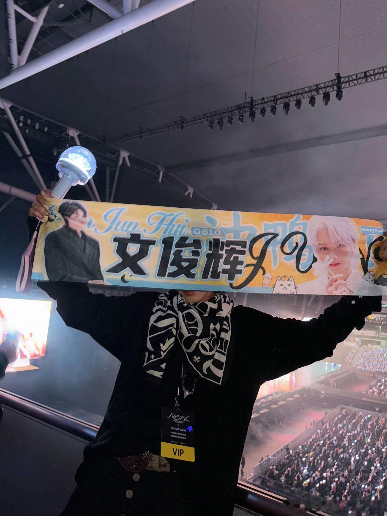 林秋楠文俊辉我有点磕你俩了微博更新香港一日行vlog，不仅跟师父谢霆锋去探店，还