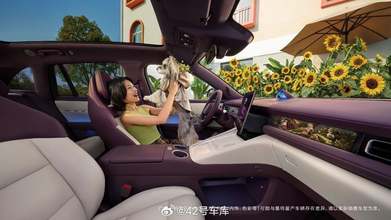 问界 M6 的内饰官图来了，这次公布的内饰配色是紫幕白双拼色。细节方面目前能看到