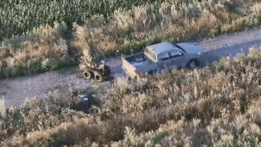 俄乌战场，两名士兵受了重伤无法行走，不得不乘坐地面无人车撤离。

可是在地面无人